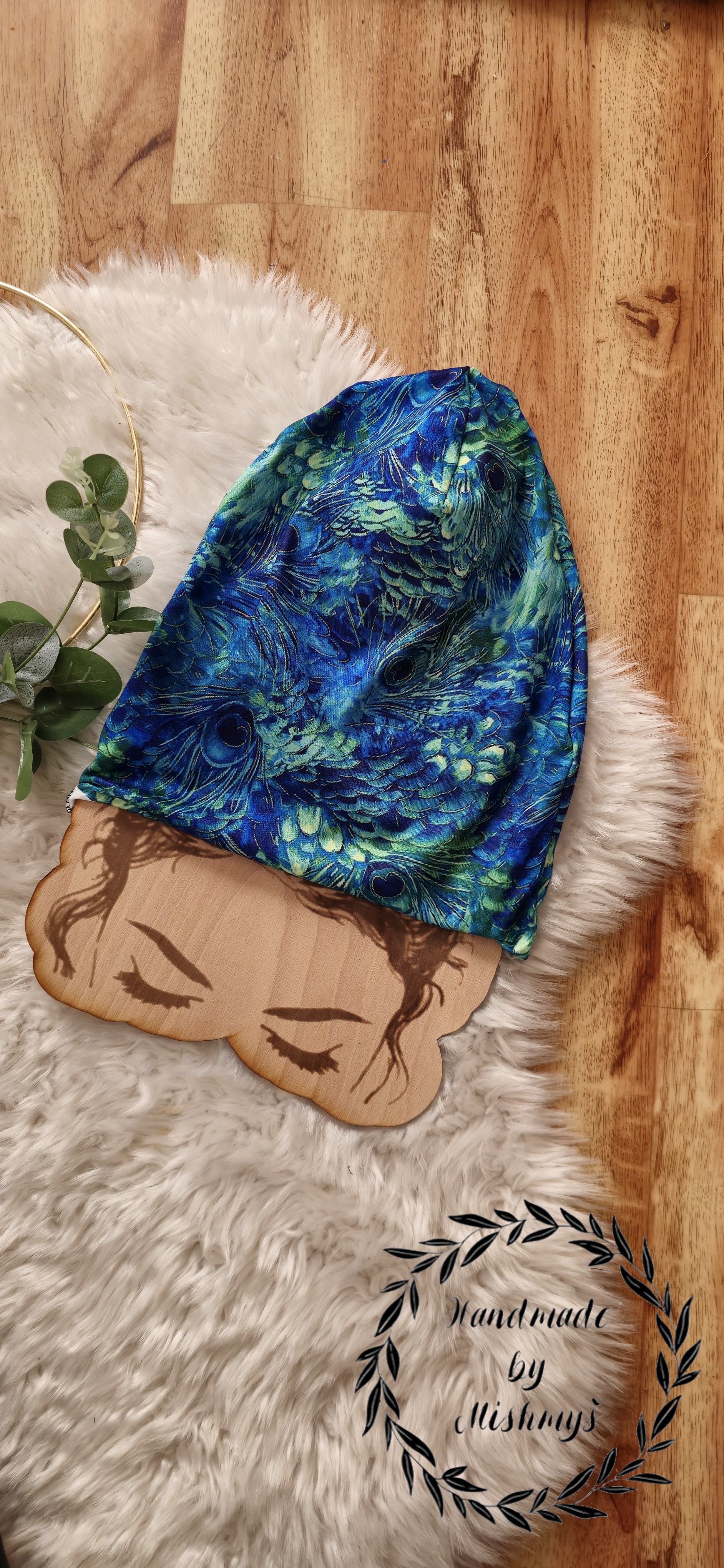 HANDMADE OBOUSTRANNÁ  ČEPICE HOMELESS PAVÍ VZOR