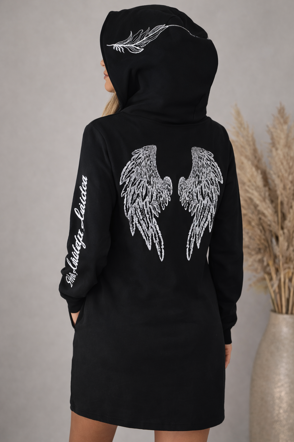 ZÁLOHA NA  DÁMSKÉ HANDMADE MIKINOVÉ ŠATY VYŠÍVANÁ ANDĚLSKÁ KŘÍDLA